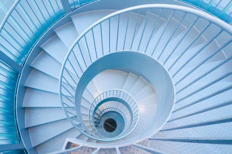 Hypnotisches Bild mit einer Wendeltreppe mit einem Geländer für mehr Halt