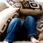 Sofa zum Verstecken als Kindheitsstrategie