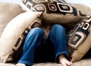 Sofa zum Verstecken als Kindheitsstrategie