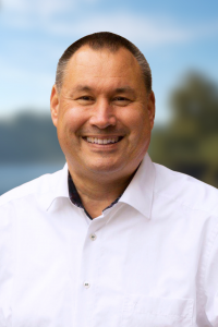 Entdecke die Wirkung der Hypnose: Was alles mit Hypnose möglich ist und wie eine hypnosetherapeutische Sitzung abläuft 3 Sympathisches Foto von Olaf Mangold vor einem See